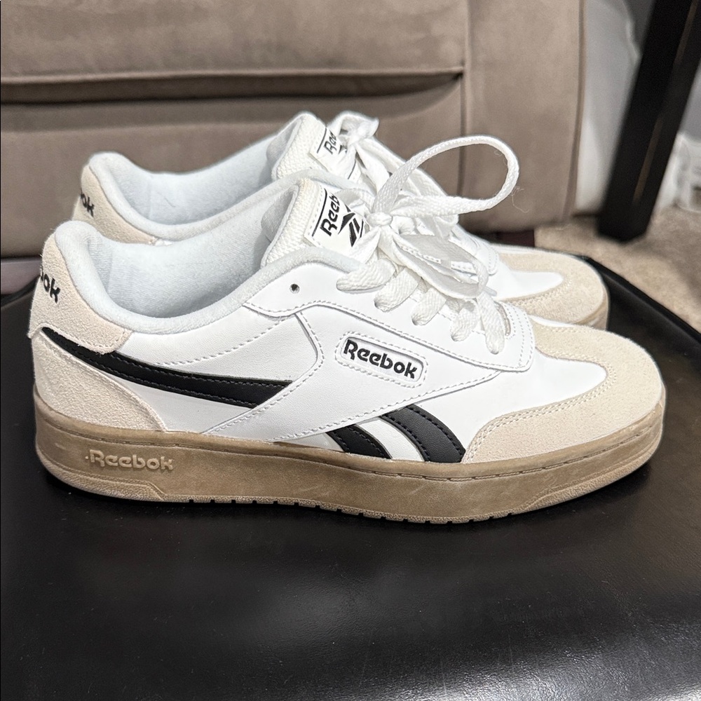 Reebok Black and White retro vintage look women’s size 7